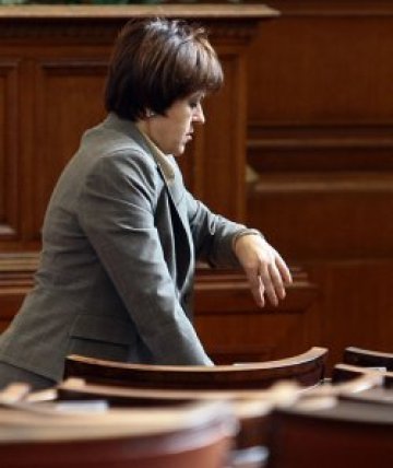 Дончева иска главата на Петков до 48 часа