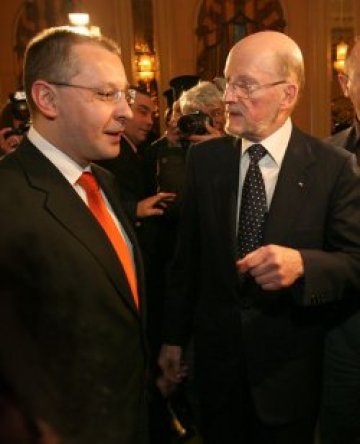 Тънки червени сметки, написани от жълт келнер