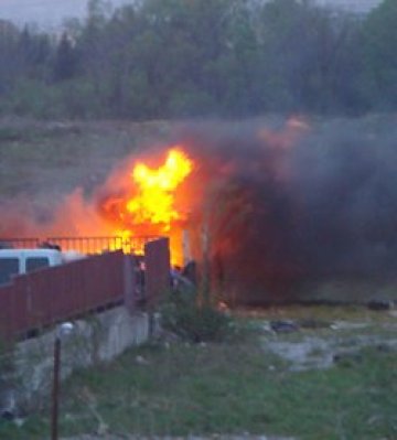 Голям пожар пламна зад официалния сервиз на Рено в София