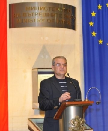 Цунами помита кабинета след земетресението Петков
