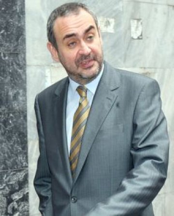 Велчев си клател краката
