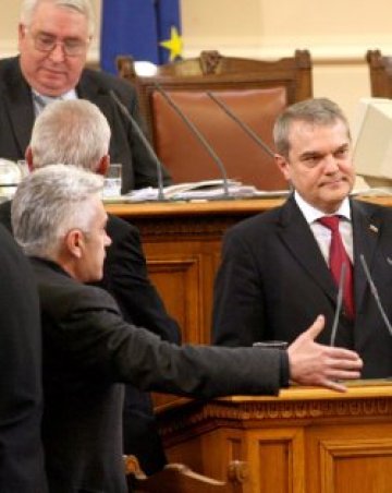 Сидеров едва не наби Петков в парламента, крещя „Разкарайте го“