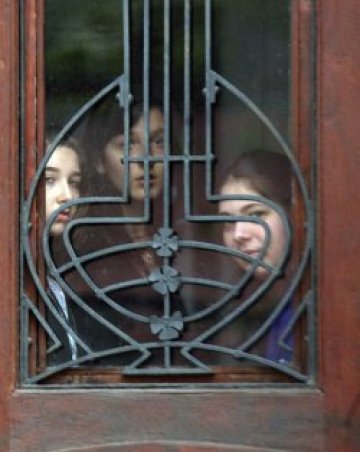 Учители викат Гълъбин, той праща прислужница. Пол - редовно с пищов...