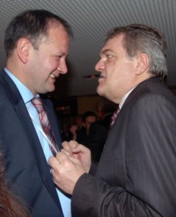 Миков влезе в роля, пуснал бръмбари да слухтят