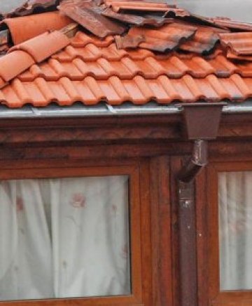 Керемида удари млада майка по главата, жената е в Пирогов