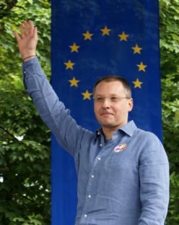Станишев гневен: Oпозицията цапа образа на страната