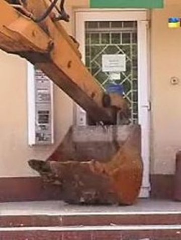 Бизнесмен блокира банка с багер