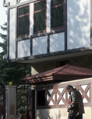Чия е? Два ката къща с охрана в Бояна