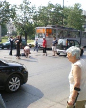 Автомобил премаза възрастна жена в столицата