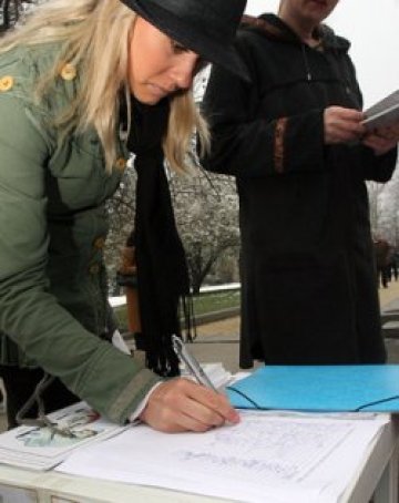 Юруш за 350 хил. подписа