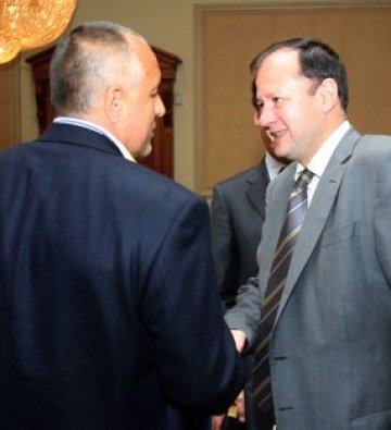 Борисов и Миков се хванаха за косите, пардон - гушите