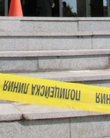 Охранител простреля 17-годишна крадла