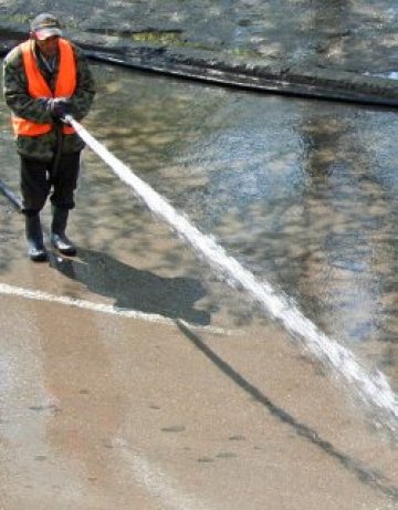 Седмична къпалня за столичните улици