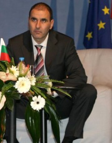 Сватба в синьо. Кумът - с ГЕРБ-ери