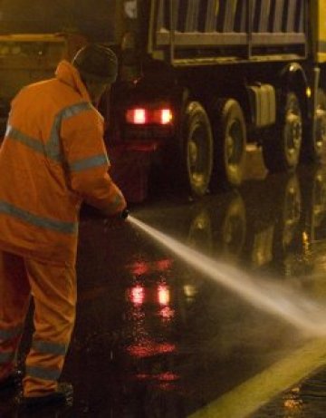 Къпят улиците в "Младост", "Сердика" и "Средец"