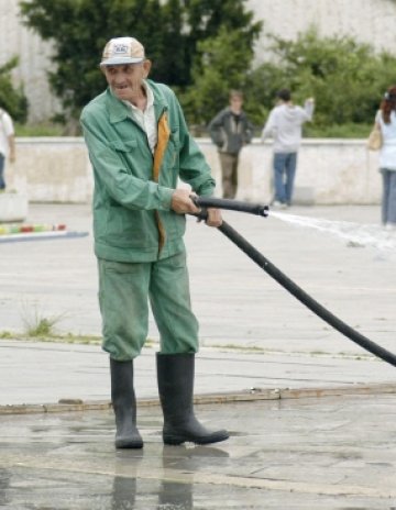 Напоителното чистене в София продължава