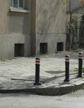 Гербът на София върху новите антипаркинг колчета