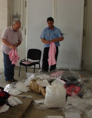 Митничарско забавление: порят "маркови" дрешки