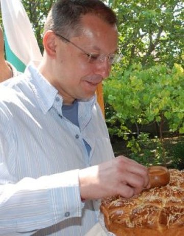 Станишев към Борисов: Приритваш за баница, а!