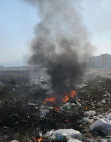 Задушлив дим от сметище край София