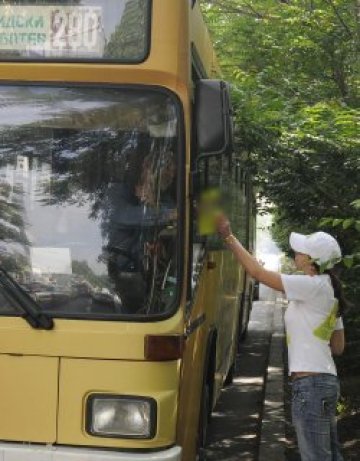 Отлепват дъвки, бършат графити и кърпят седалки в столичните автобуси