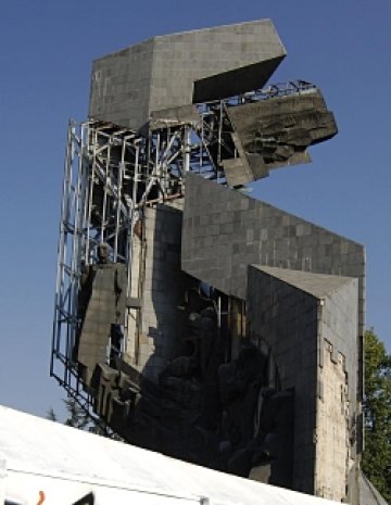 Паметникът пред НДК - в оранжево