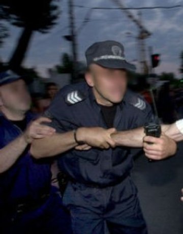 Побойник удря полицай с юмрук, къса му пагона