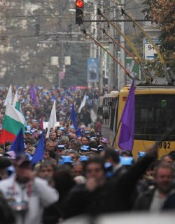 Движението в София е тежко заради протестите