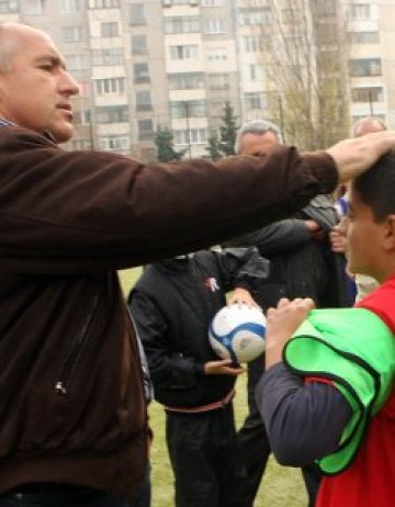 Бойко Борисов откри спортно игрище и обеща още 60