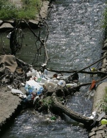 Хитра инженерна мисъл. Гаражи-етажерки по реките в София