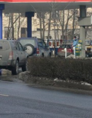 Лек спад в цената на бензина