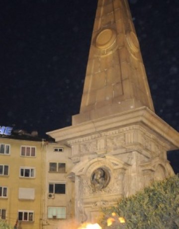 Кабели с високо напрежение се сринаха край паметника Левски