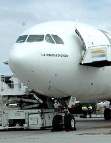 Самолет на "Ер Франс" извърши аварийно кацане в Тунис