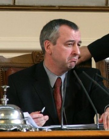 Пирински яха медиите, плюeли по депутатите за коледните им премии
