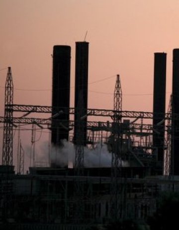 Петролът се катери бавно нагоре след нападенията в Газа