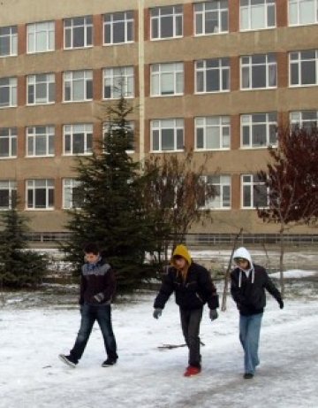 Дървената ваканция продължава, засега в 23 училища