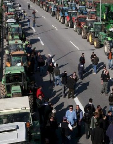 Пияни гръцки фермери напират да протестират у нас