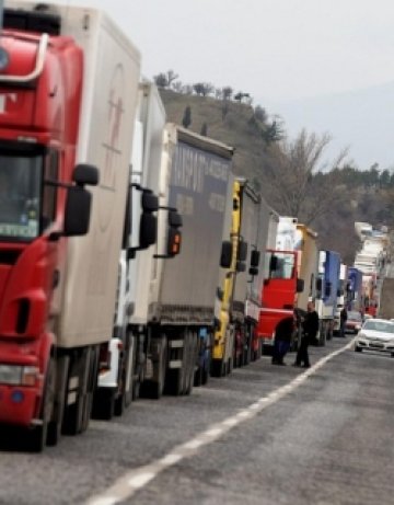 Малко по малко: 150 тира минават през ГКПП Кулата