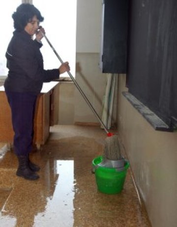 Софийско училище под вода, трети ден изгребват водата с кофи