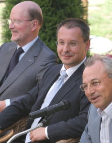 Три в едно умуват за две в едно