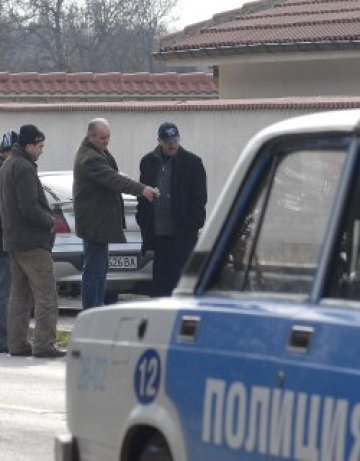 Маскиран изстреля 4 патрона по бизнесмен в Хасково