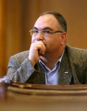 Изритаха го. Кузов хваща микрофона?