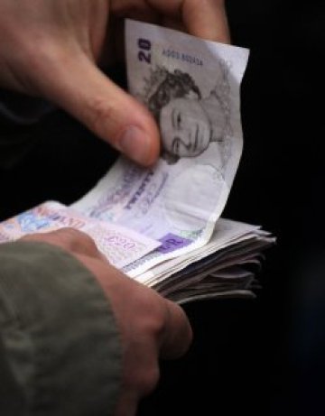 Във Великобритания започват да печатат пари, смъкнаха лихвата до 0,5%