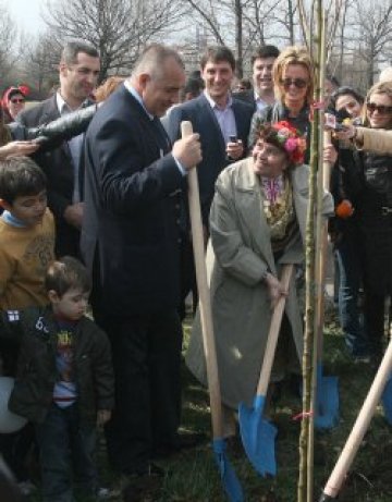 Бойко нахока баба, че му вика Бате