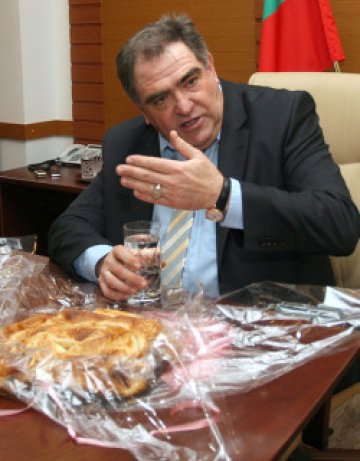 Цветанов грейна! От ДАНС му се извиниха, че ровиха в министерството му