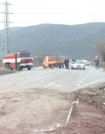 16-годишен се разби с &quot;Рено&quot; в дърво и загина, четирима са ранени