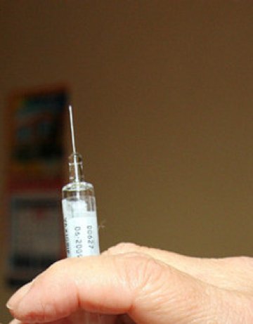 22 месеца затвор за студентите, "ваксинирали" с физиологичен разтвор