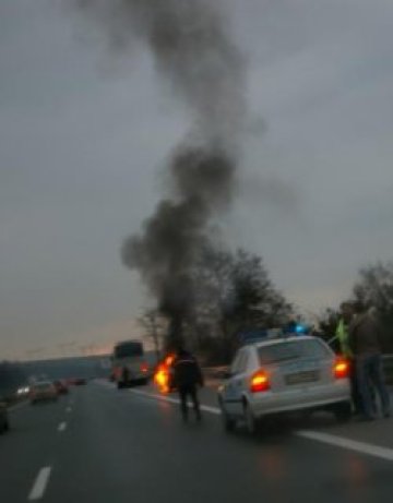 Кола в пламъци на "Тракия", няма данни за жертви