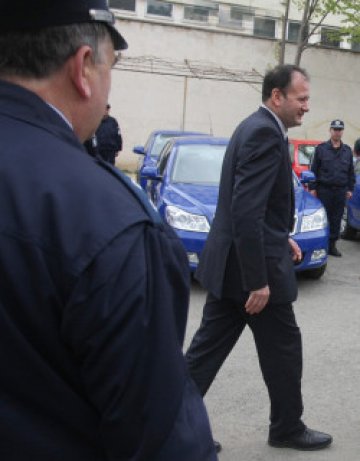Миков не пуска полицаите да стават престъпници