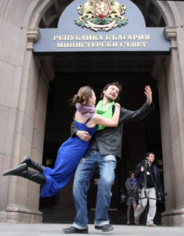 Природозащитници танцуват от радост, че кабинетът си отива